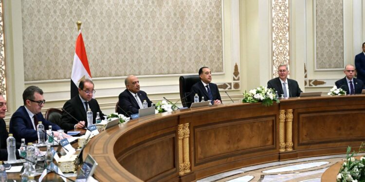 رئيس الوزراء ورئيس “شيفرون” يناقشان تعزيز التكامل الإقليمي في الغاز بشرق المتوسط خلال “إيجيبس 2