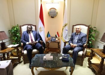 وزير النقل يدرس مع سفير تنزانيا إنشاء محطة متعددة الأغراض بميناء دار السلام ومنطقة لوجستية مشتركة