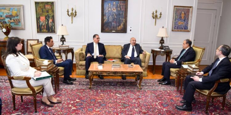 وزير الخارجية يلتقي رئيس اللجنة الوطنية لمكافحة ومنع الهجرة غير الشرعية