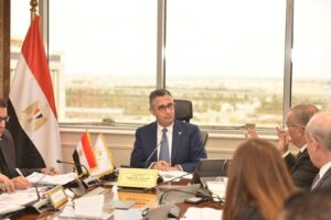 وزير التموين يعقد اجتماعًا موسعًا لمتابعة الاحتياطي الاستراتيجي من السلع والاطمئنان على توافرها بالأسواق