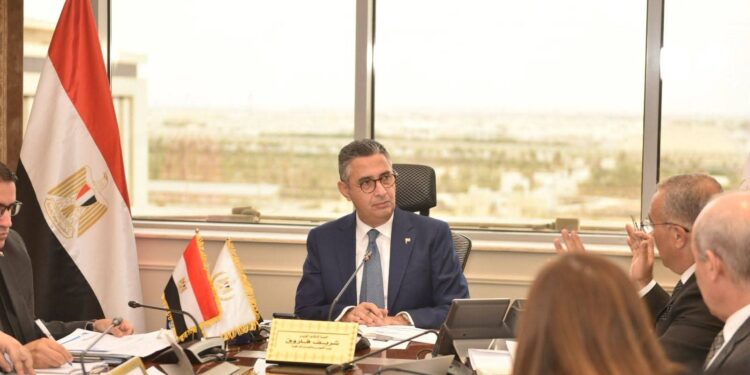 وزير التموين يعقد اجتماعًا موسعًا لمتابعة الاحتياطي الاستراتيجي من السلع والاطمئنان على توافرها بالأسواق