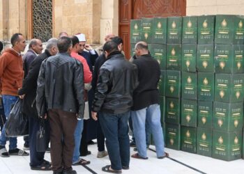 الأوقاف وبيت الزكاة والصدقات يوزعان 1000 كرتونة مواد غذائية من مسجد الحسين  للأسر المستحقة