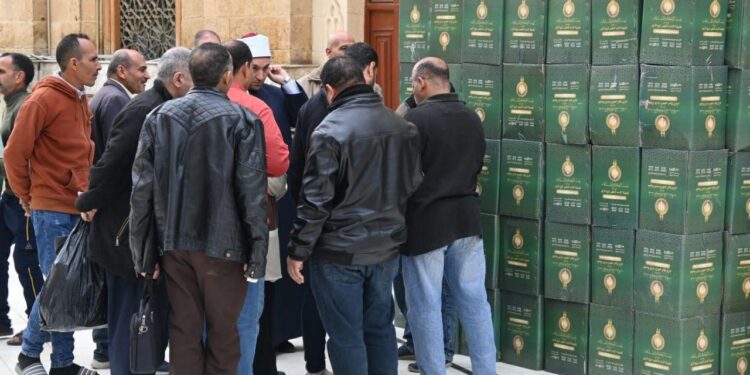 الأوقاف وبيت الزكاة والصدقات يوزعان 1000 كرتونة مواد غذائية من مسجد الحسين للأسر المستحقة