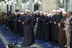 بحضور قيادات الأزهر والأوقاف… الأزهر يستقبل آلاف المصلين لأداء صلاتي العشاء والتراويح