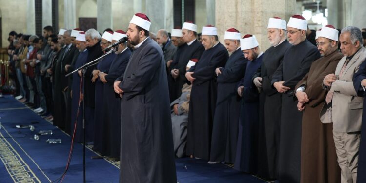 بحضور قيادات الأزهر والأوقاف… الأزهر يستقبل آلاف المصلين لأداء صلاتي العشاء والتراويح