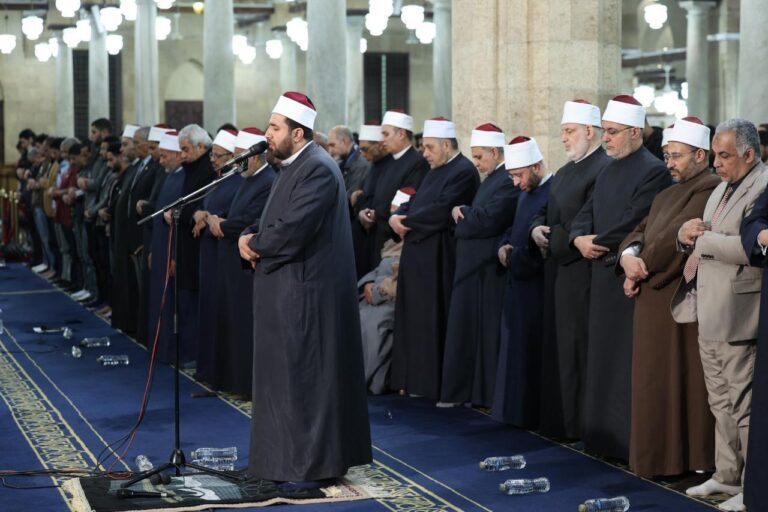 بحضور قيادات الأزهر والأوقاف… الأزهر يستقبل آلاف المصلين لأداء صلاتي العشاء والتراويح