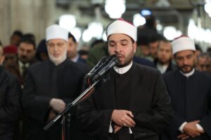 آلاف المصلين يؤدون صلاتي العشاء والتراويح في الليلة الثانية عشرة من رمضان بالجامع الأزهر