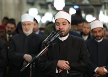 آلاف المصلين يؤدون صلاتي العشاء والتراويح في الليلة الثانية عشرة من رمضان بالجامع الأزهر