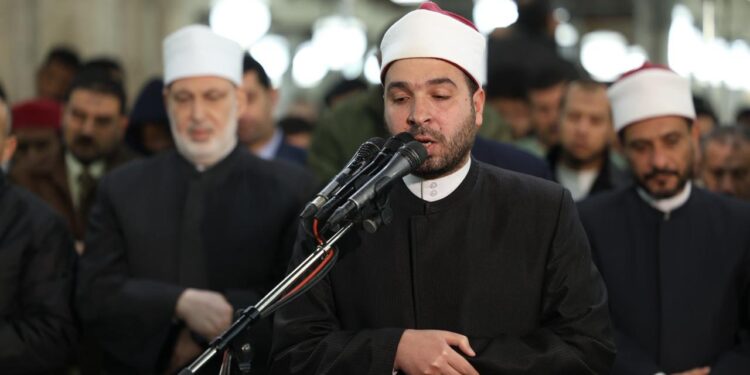 آلاف المصلين يؤدون صلاتي العشاء والتراويح في الليلة الثانية عشرة من رمضان بالجامع الأزهر