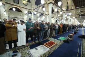 الآلاف يحتشدون لأداء صلاتي العشاء والتراويح في الليلة الثالثة عشرة من رمضان بالجامع الأزهر