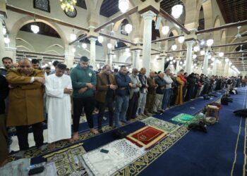 الآلاف يحتشدون لأداء صلاتي العشاء والتراويح في الليلة الثالثة عشرة من رمضان بالجامع الأزهر
