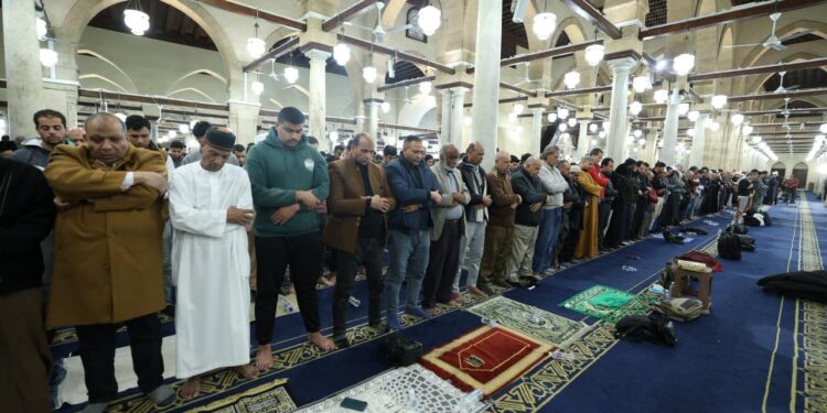 الآلاف يحتشدون لأداء صلاتي العشاء والتراويح في الليلة الثالثة عشرة من رمضان بالجامع الأزهر
