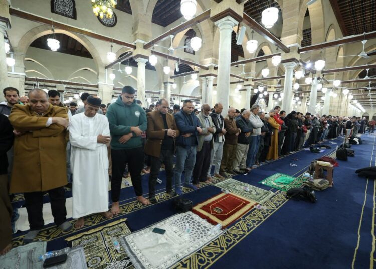 الآلاف يحتشدون لأداء صلاتي العشاء والتراويح في الليلة الثالثة عشرة من رمضان بالجامع الأزهر