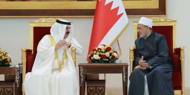 الإمام الأكبر يُجري اتصالًا هاتفيًّا مع جلالة ملك البحرين تأكيدًا لتضامن الأزهر مع المملكة وحكومتها وشعبها
