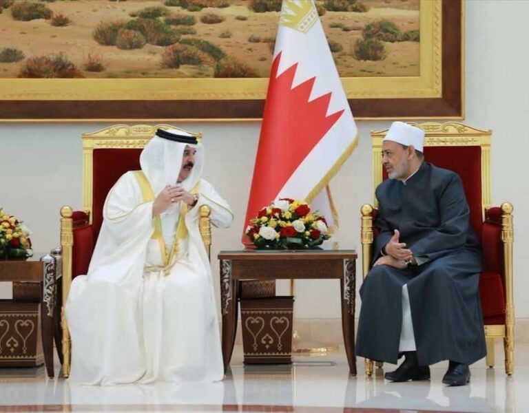 الإمام الأكبر يُجري اتصالًا هاتفيًّا مع جلالة ملك البحرين تأكيدًا لتضامن الأزهر مع المملكة وحكومتها وشعبها