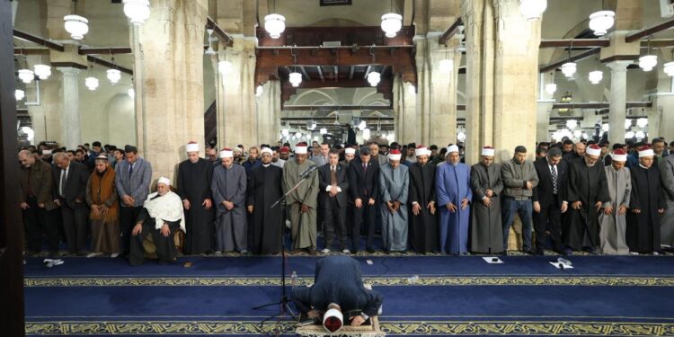 إقبال واسع على الجامع الأزهر ومشاركة لافتة للقراء الشباب في إحياء التراويح بالقراءات المتواترة