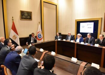 وزير الصحة يبحث إدخال الروبوتات الجراحية والذكاء الاصطناعي في جراحات العظام