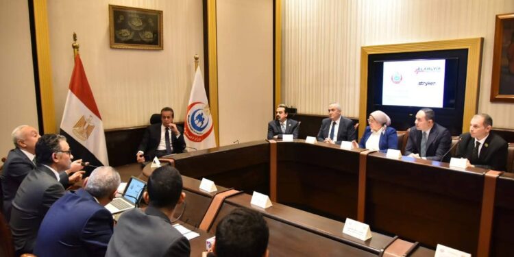 وزير الصحة يبحث إدخال الروبوتات الجراحية والذكاء الاصطناعي في جراحات العظام