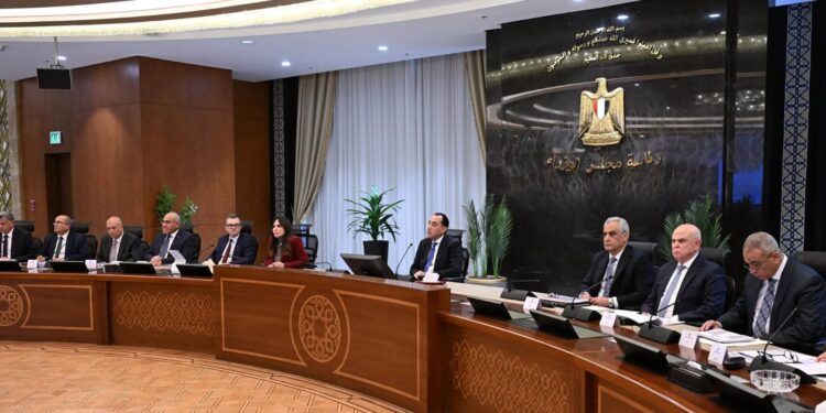 رئيس الوزراء يستعرض الموقف التنفيذي والمالي للمرحلة الأولي من مبادرة حياة كريمة