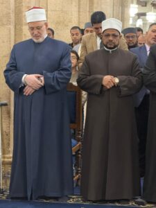 أئمة قبلة الجامع الأزهر يؤدون صلاة التراويح في الليلة السابعة والعشرين من رمضان