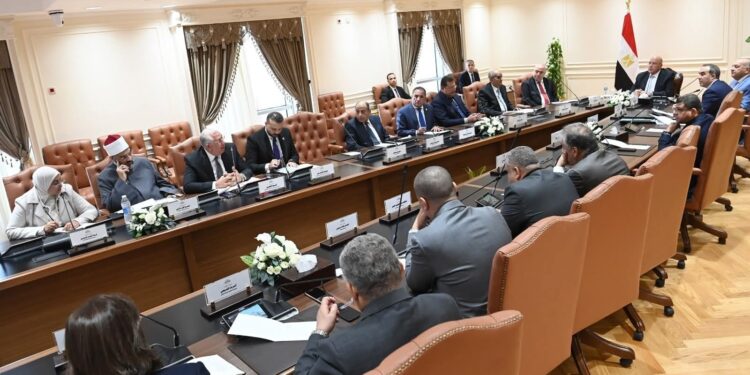 المستشار هشام بدوي رئيس مجلس النواب يلتقي برؤساء اللجان النوعية بالمجلس   