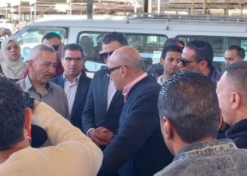 اللواء هاني رشاد يتفقد موقف السويس ويتحاور مع السائقين بعد زيادة أسعار البنزين