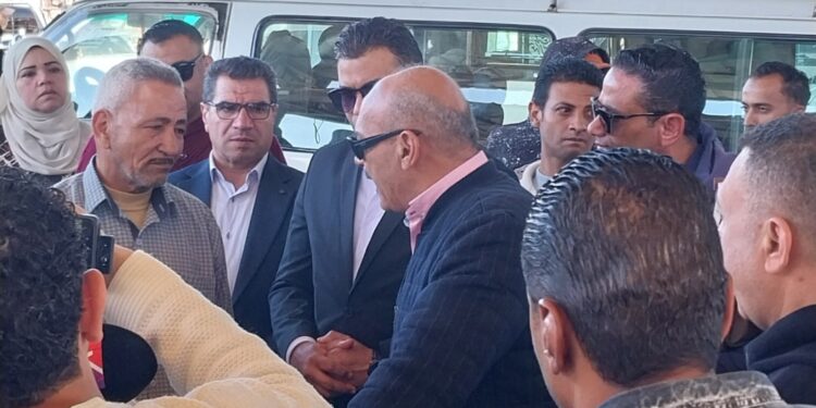 اللواء هاني رشاد يتفقد موقف السويس ويتحاور مع السائقين بعد زيادة أسعار البنزين