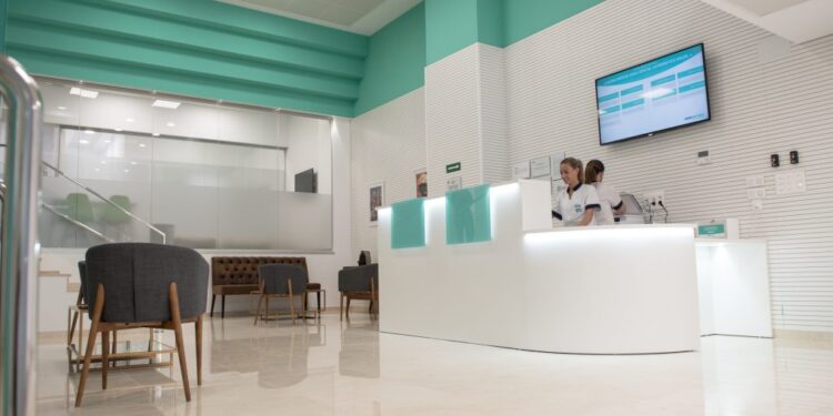 العيادات والمعامل ومراكز الأشعة خارج قرار الغلق 9 مساءً