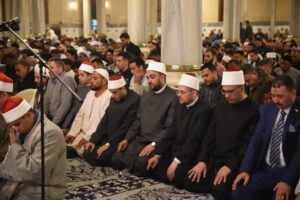 أجواء روحانية مهيبة في مسجد الإمام الحسين ليلة 27 رمضان