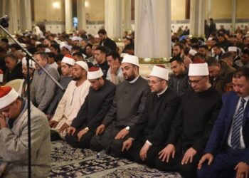 أجواء روحانية مهيبة في مسجد الإمام الحسين ليلة 27 رمضان