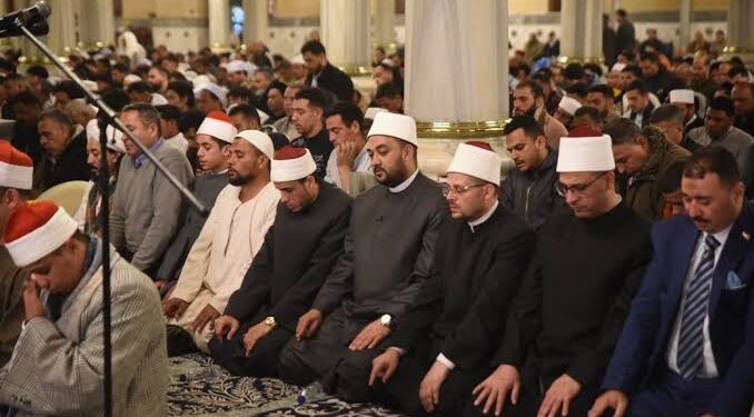 أجواء روحانية مهيبة في مسجد الإمام الحسين ليلة 27 رمضان