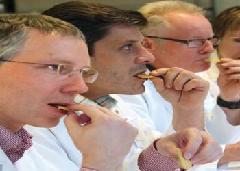 متذوق الشيكولاتة..أغرب وظائف في العالم ورواتبها خيالية