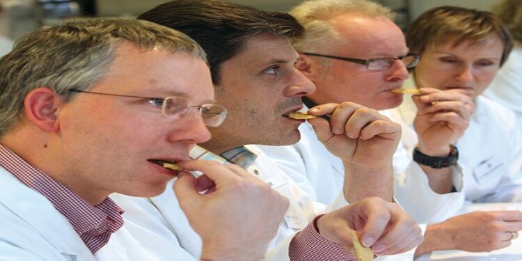 متذوق الشيكولاتة..أغرب وظائف في العالم ورواتبها خيالية