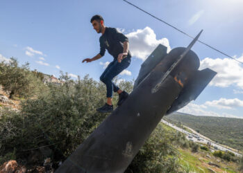 تجارة غير معتادة.. شباب يحوّلون بقايا الصواريخ إلى “سلعة”