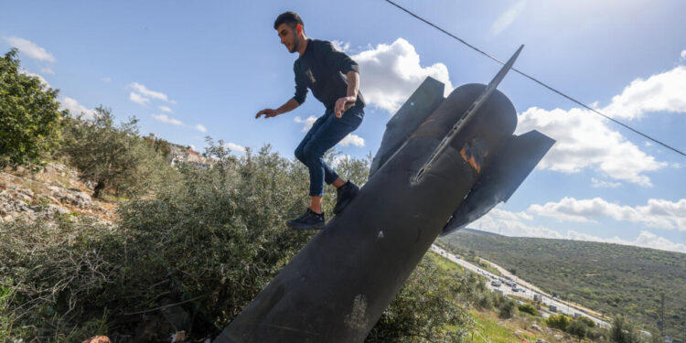 تجارة غير معتادة.. شباب يحوّلون بقايا الصواريخ إلى “سلعة”