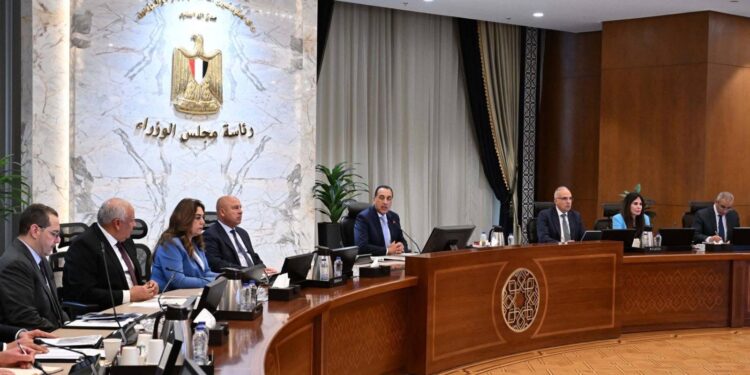 رئيس الوزراء يتابع الموقف التنفيذي لمشروعي “رأس الحكمة” و”شمس الحكمة” بالساحل الشمالي