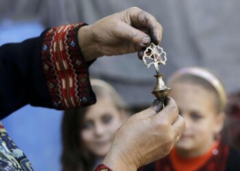 ما حكاية سبت النور ولماذا يضع المسيحيون الكحل في هذا اليوم؟