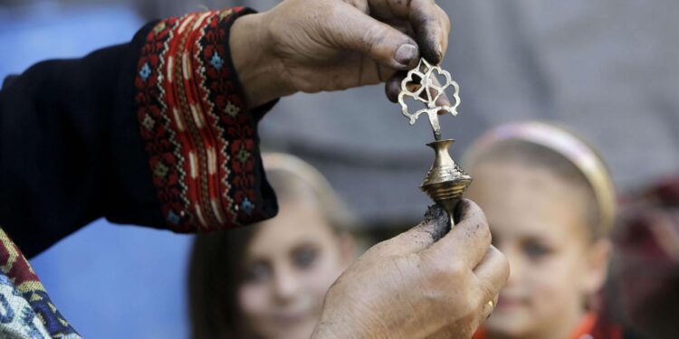 ما حكاية سبت النور ولماذا يضع المسيحيون الكحل في هذا اليوم؟