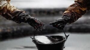 النفط يواصل الصعود وسط توترات جيوسياسية وقيود الإنتاج