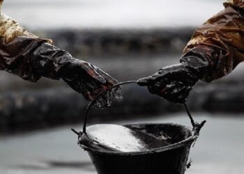 النفط يواصل الصعود وسط توترات جيوسياسية وقيود الإنتاج