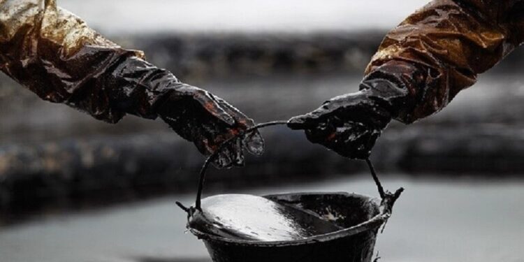 النفط يواصل الصعود وسط توترات جيوسياسية وقيود الإنتاج