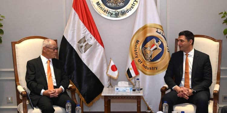 وزير الصناعة يبحث مع سفير اليابان الاستثمارات