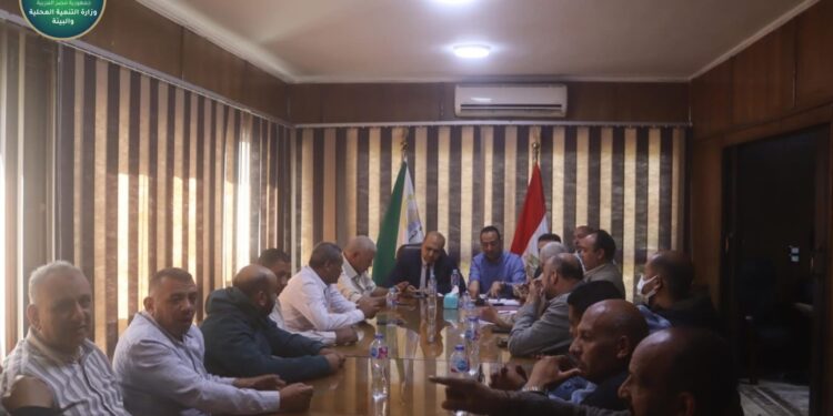 توجيهات حكومية لتطوير منظومة الجمع السكني بالجيزة لمواجهة تراكمات القمامة