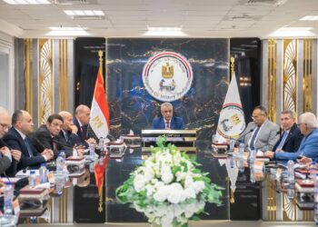 وزير الإنتاج الحربي يوجه بترشيد الكهرباء وتعزيز الدور الإعلامي