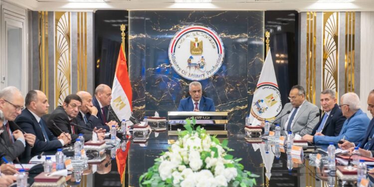 وزير الإنتاج الحربي يوجه بترشيد الكهرباء وتعزيز الدور الإعلامي