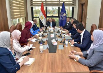 هيئة الدواء المصرية تبحث توطين صناعة الزجاج الدوائي المتخصص باستثمارات صينية تبلغ 250 مليون دولار