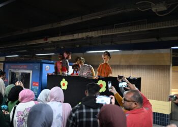 الأراجوز والعرائس ينعشان بهجة الركاب في مترو العباسية