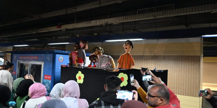 الأراجوز والعرائس ينعشان بهجة الركاب في مترو العباسية