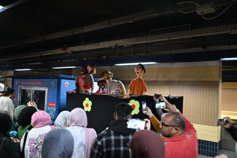 الأراجوز والعرائس ينعشان بهجة الركاب في مترو العباسية