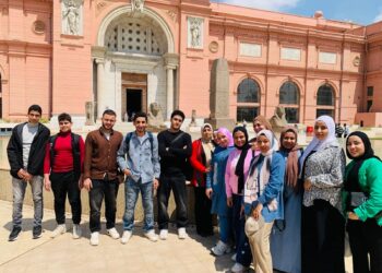 جولة “أتوبيس الفن الجميل” بالمتحف المصري تمزج بين التراث والتوعية البيئية